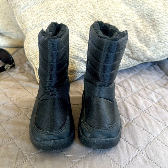 Black Velcro snow boots for toddler size 8. Never worn stored in garage.Like new - Picture 1 of 4